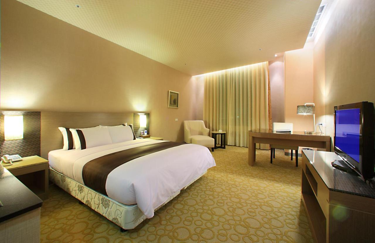 Shinkansen Grand Hotel Taichung Bagian luar foto