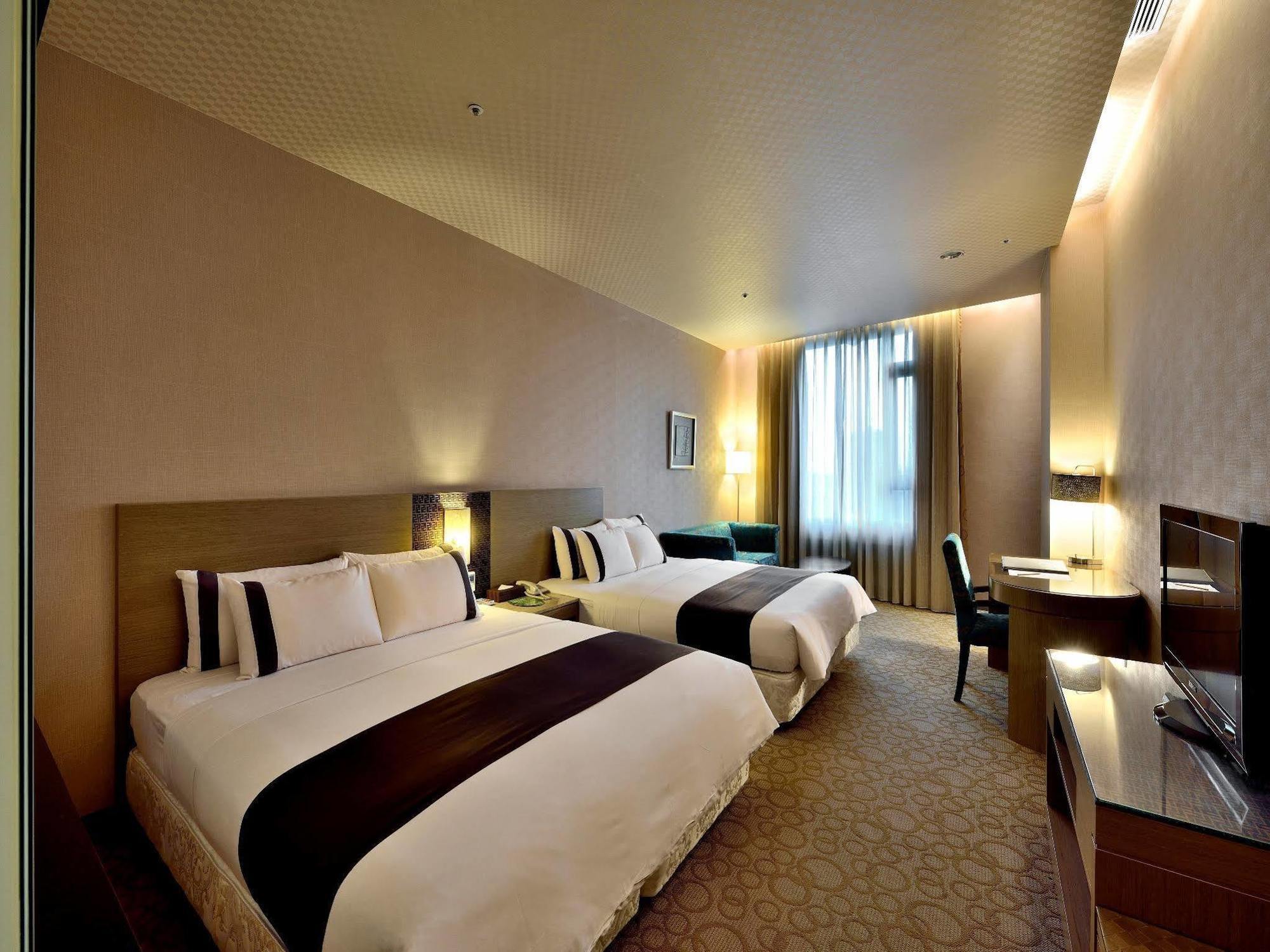 Shinkansen Grand Hotel Taichung Bagian luar foto