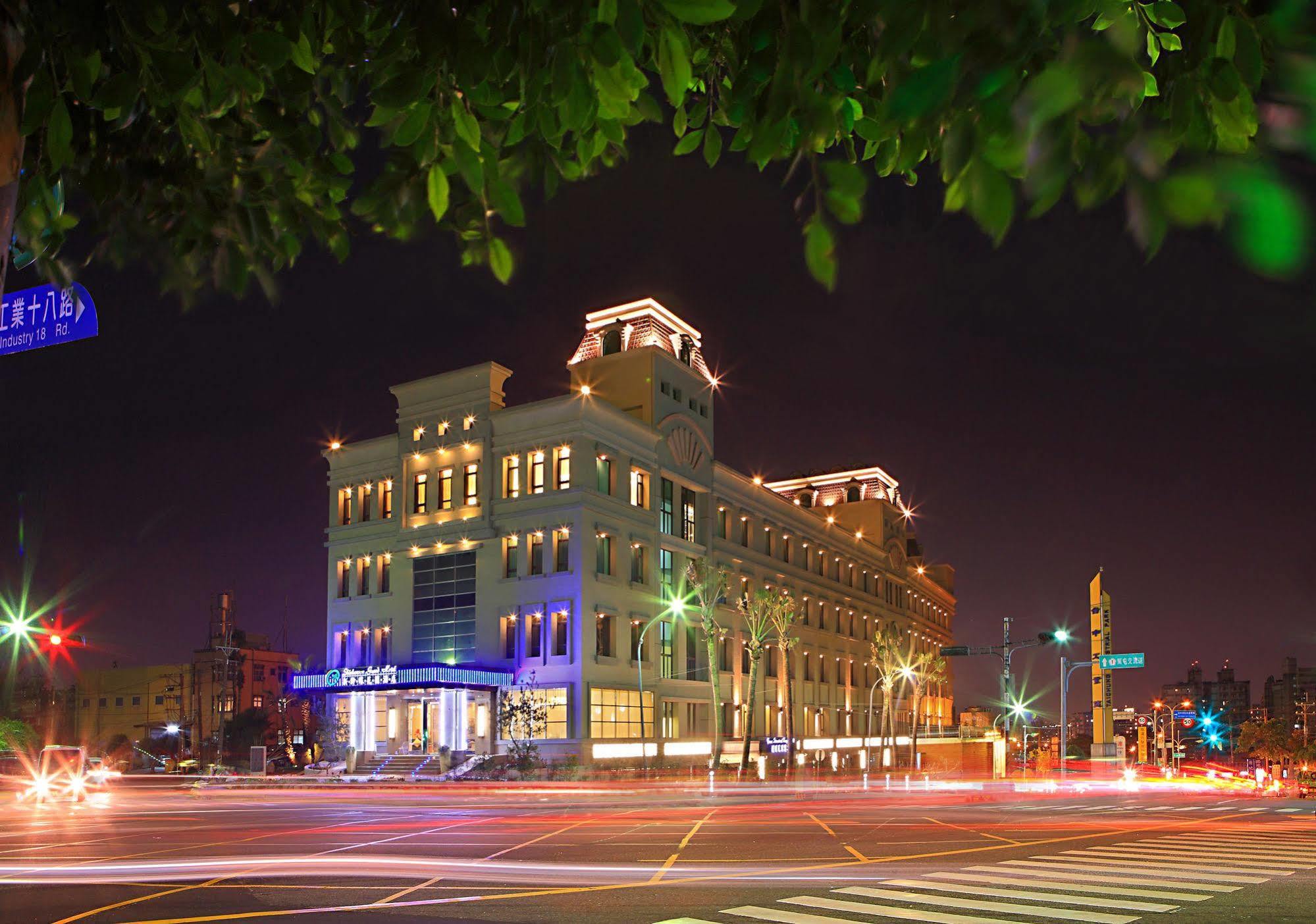 Shinkansen Grand Hotel Taichung Bagian luar foto