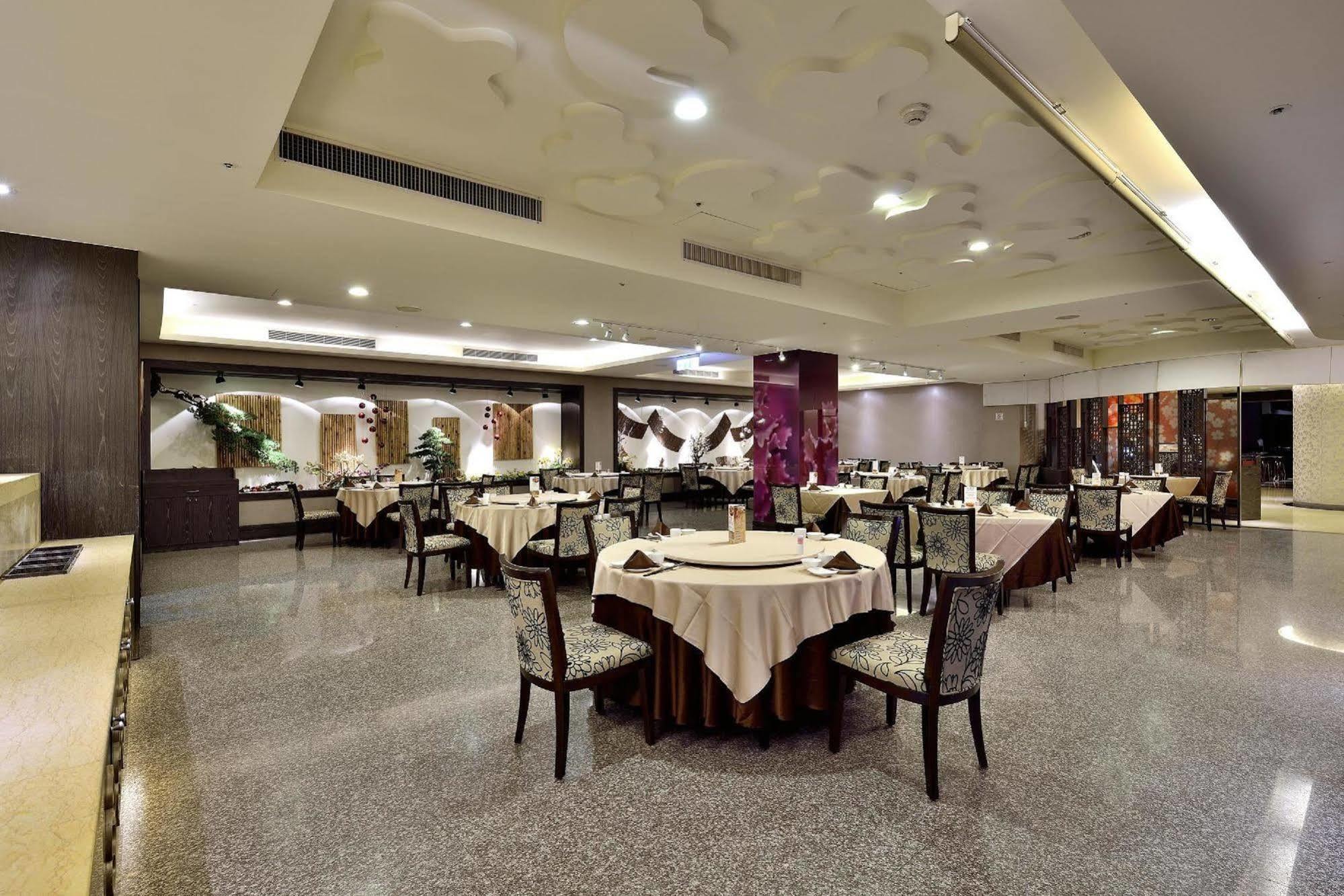 Shinkansen Grand Hotel Taichung Bagian luar foto