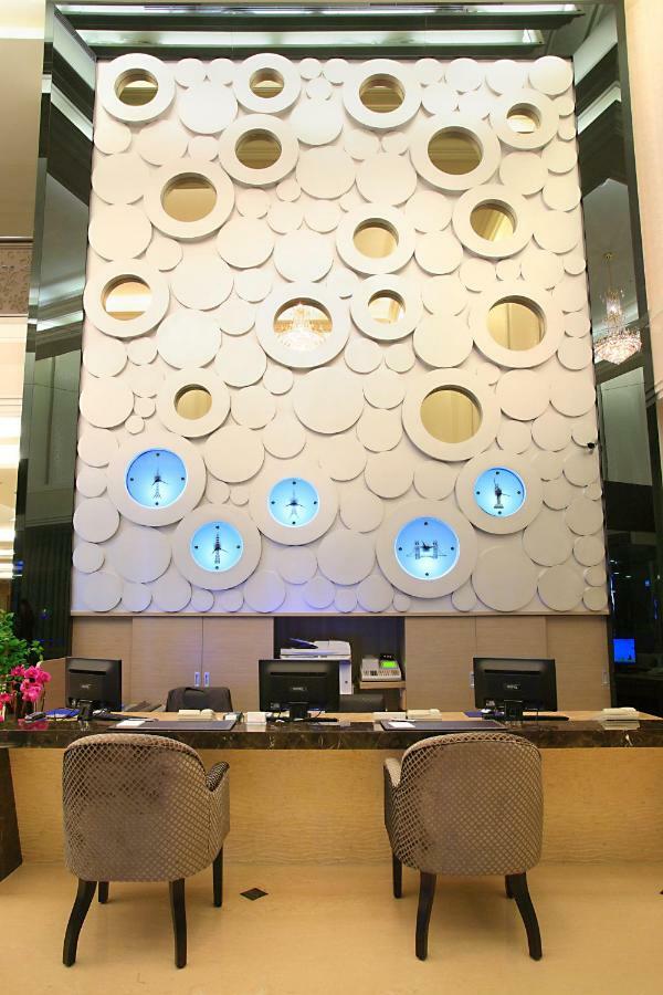 Shinkansen Grand Hotel Taichung Bagian luar foto