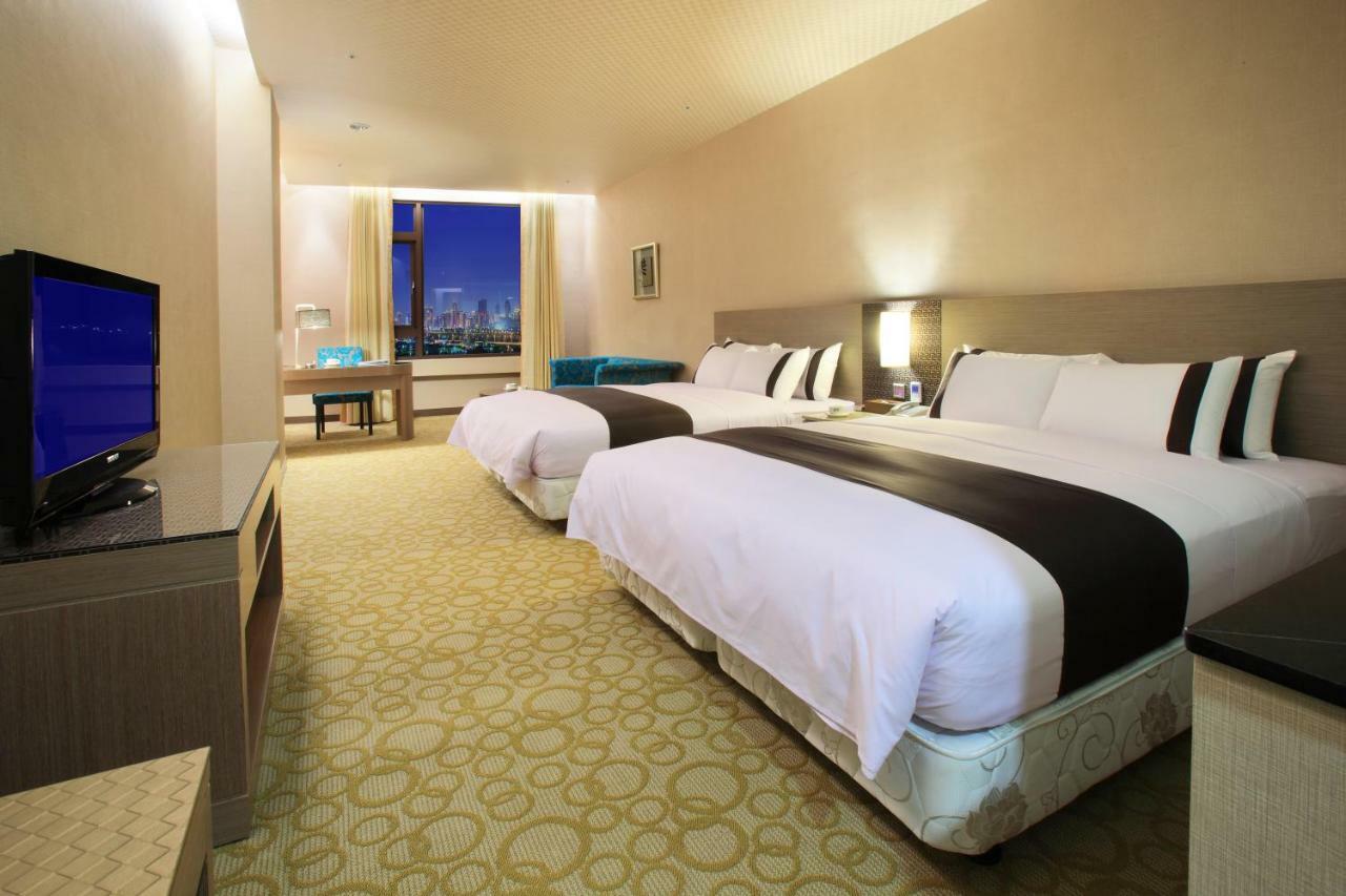 Shinkansen Grand Hotel Taichung Bagian luar foto